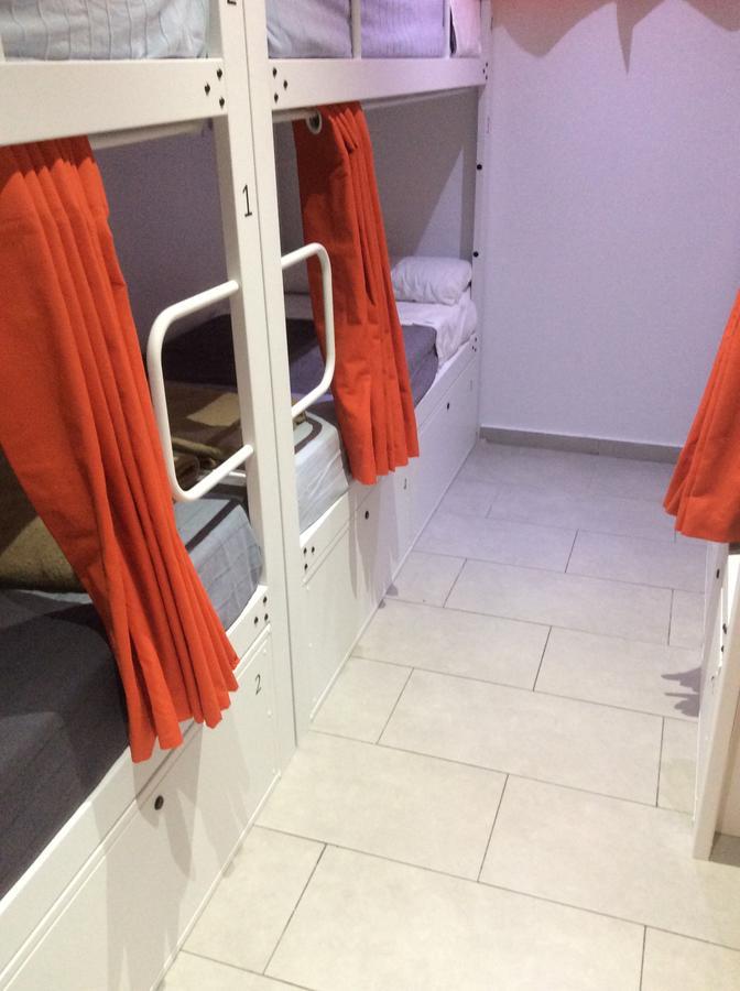 Cama Individual en dormitorio compartido de 6 camas